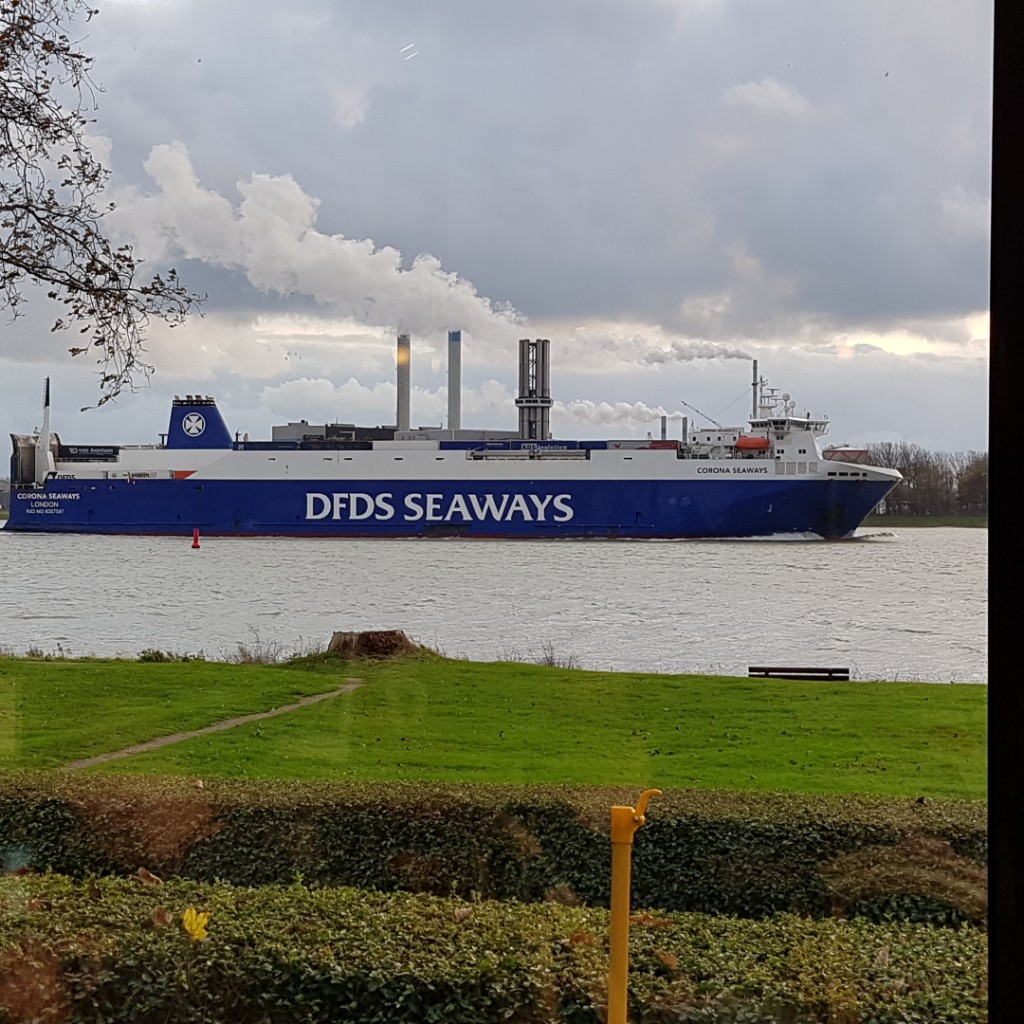Boot van DFDS seaways op de waterweg Lisette Schrijft