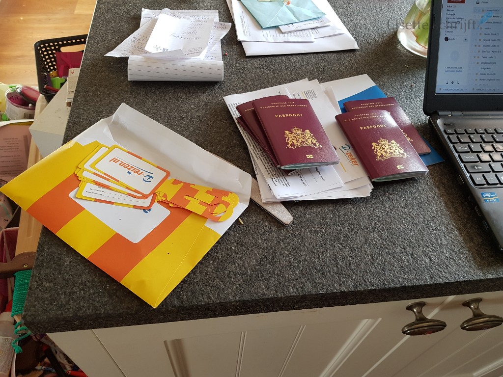 Vakantievoorbereidingen paspoorten in handbagage Lisette Schrijft