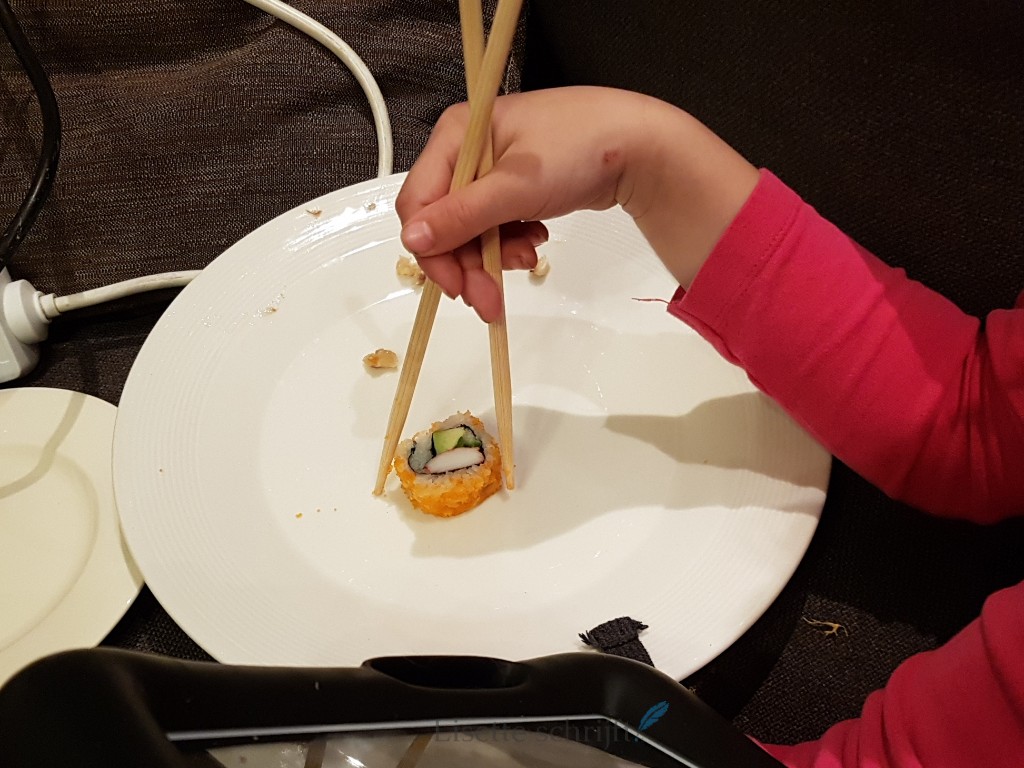 sushi met stokjes leren eten Lisette Schrijft