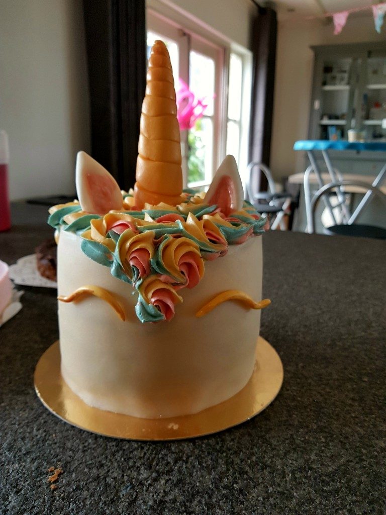 unicorn taart met regenboog vulling Lisette Schrijft