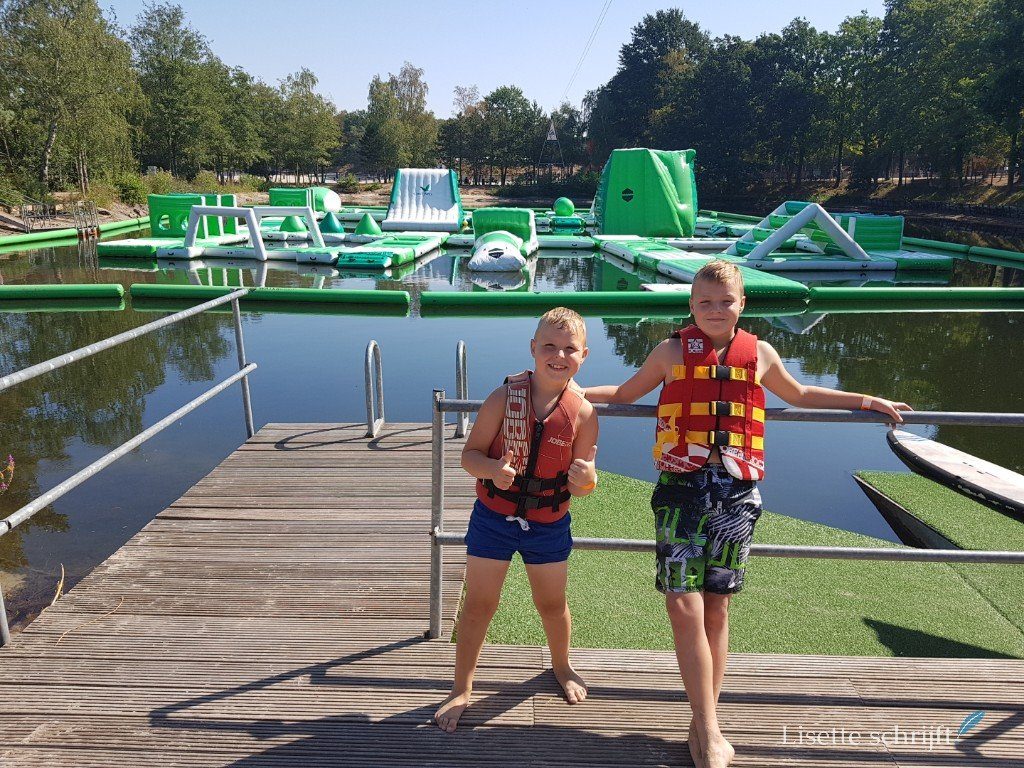 Twee kinderen bij het Aqua-Park van Center Parcs de Kempervennen