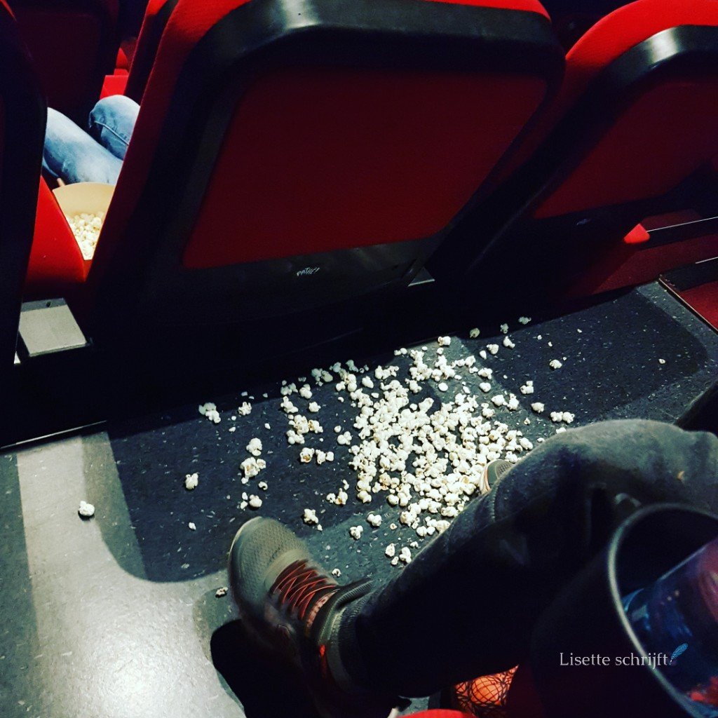 popcorn op de grond gevallen in de bioscoop Lisette Schrijft