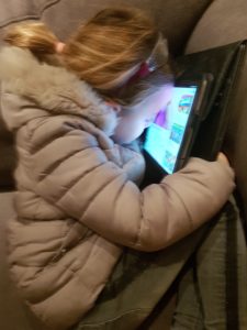 kind valt in slaap achter tablet Lisette Schrijft