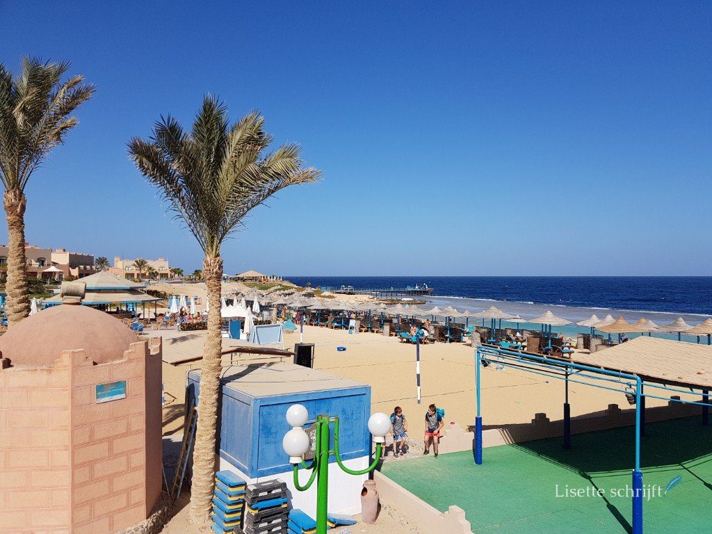het strand van hotel akassia in egypte
