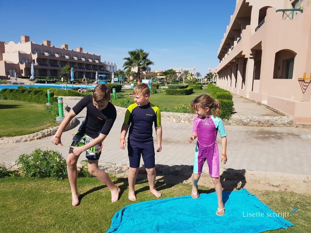 drie kinderen in surfpak op vakantie in Egypte Lisette Schrijft