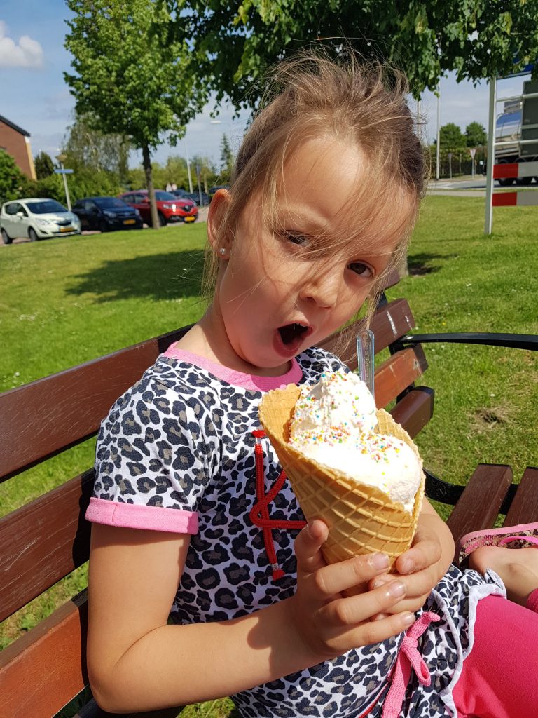 meisje eet buiten een ijsje