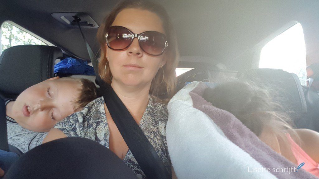 moeder in de auto met twee kinderen